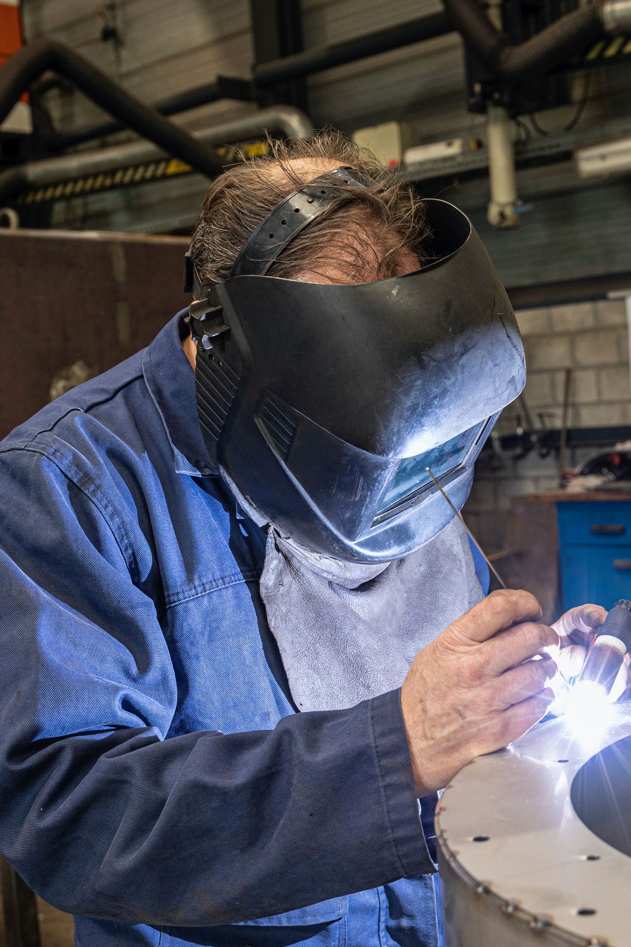 Metallbauer bei der Arbeit in der Werkstatt
