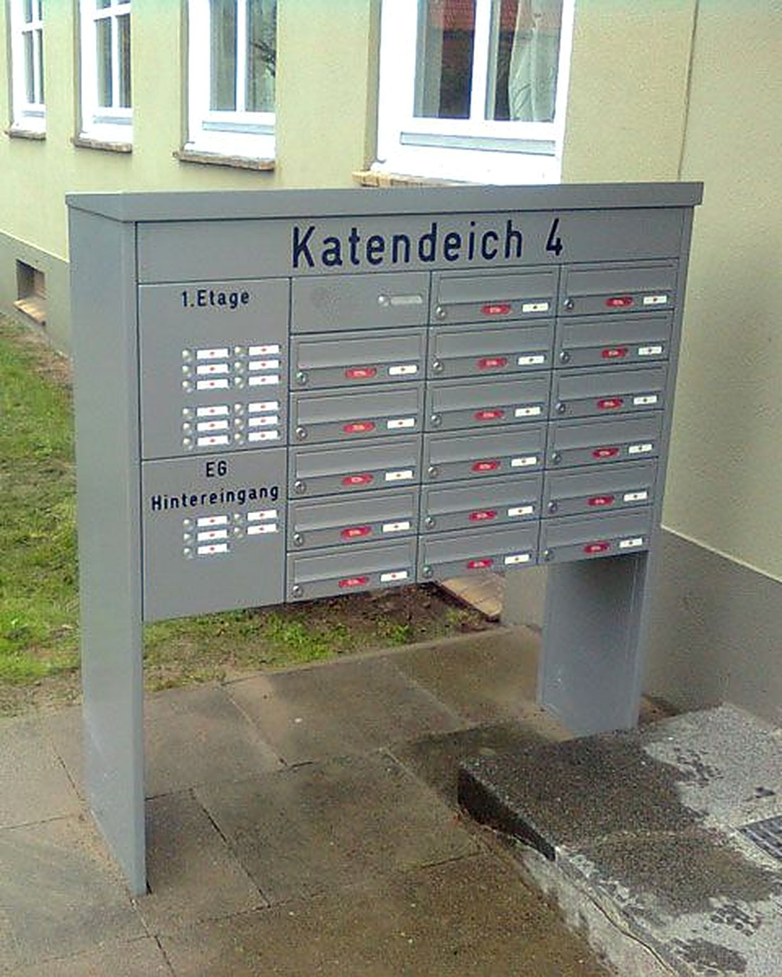 Freistehende Renz-Briefkastenanlage vor einem Wohnhaus