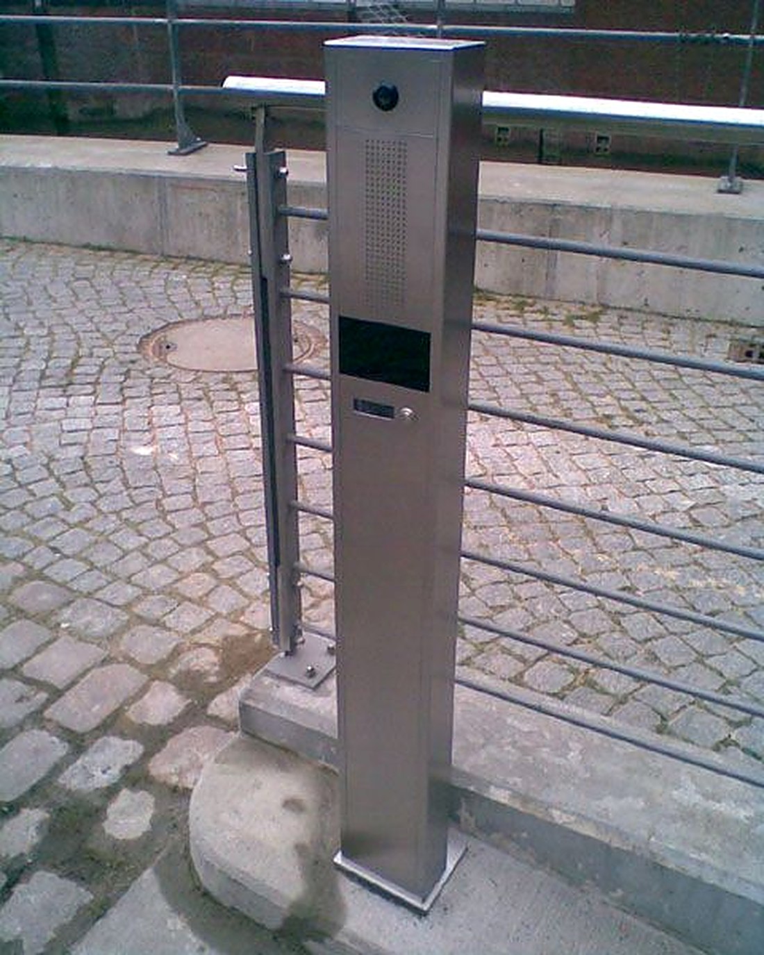 Edelstahl-Türsprechstele im Außenbereich